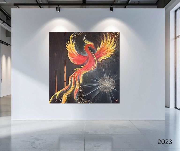 Ein auf einer weißen Wand in einer moderner Galerie hängendes Gemälde eines leuchtend roten und gelben Phönix, der vor einem dunklen, funkelnden Hintergrund mit geometrischem Lichtmuster und goldenen Details dargestellt ist.
